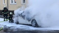 In der Linzer Wenglerstraße brannte dieses Auto am Mittwochnachmittag aus (Bild: Markus Schütz)