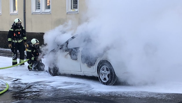 In der Linzer Wenglerstraße brannte dieses Auto am Mittwochnachmittag aus (Bild: Markus Schütz)