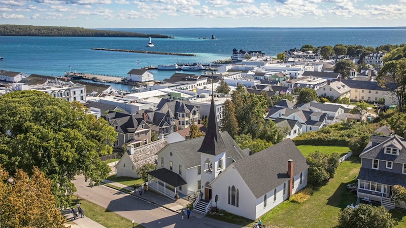 Idyllisch und frei von Autoverkehr: Mackinac Island zieht jede Menge Touristen an. (Bild: Wiltser)