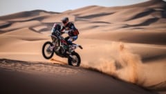 Tobias Ebster zeigt bei der Rallye Dakar auf (Bild: GEPA pictures)