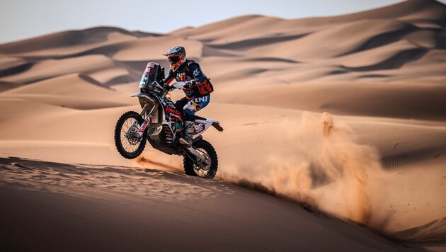 Tobias Ebster zeigt bei der Rallye Dakar auf (Bild: GEPA pictures)
