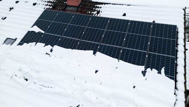 Wenn’s Schnee gibt, gibt’s keinen Strom: Sind die Solarpaneele bedeckt, kommen die Sonnenstrahlen zur Energiegewinnung nicht durch. (Bild: Imre Antal)