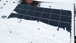 Wenn’s Schnee gibt, gibt’s keinen Strom: Sind die Solarpaneele bedeckt, kommen die Sonnenstrahlen zur Energiegewinnung nicht durch. (Bild: Imre Antal)
