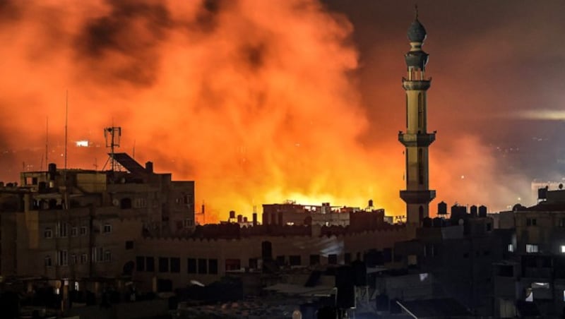 Flammen und aufsteigender Rauch nach einem Luftangriff auf Gaza-Stadt (Bild: APA/AFP/MAHMUD HAMS)