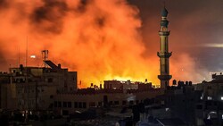 Flammen und aufsteigender Rauch nach einem Luftangriff auf Gaza-Stadt (Bild: APA/AFP/MAHMUD HAMS)