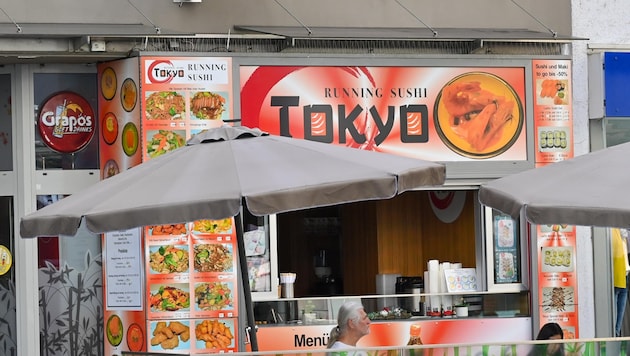 Die Wirtin dieses Sushi-Lokals auf der Linzer Landstraße leidet noch immer körperlich als auch psychisch schwer an den Folgen der Auto-Attacke. (Bild: Dostal Harald)