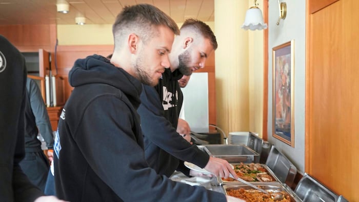 Mahlzeit! Der Hunger bei Horvat und Co. ist nach den Einheiten groß.