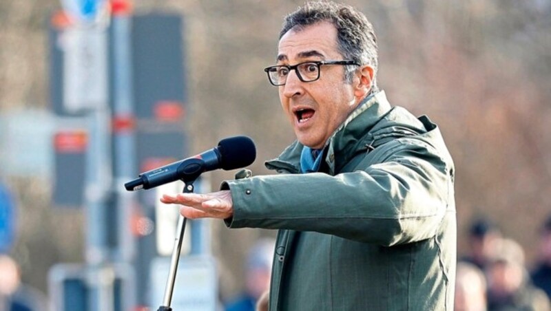 Landwirtschaftsminister Cem Özdemir sprach zuerst in einer Halle Ellwangen und dann begab er sich vor die wütende Menge draußen. (Bild: EPA)