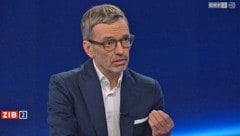 FPÖ-Chef Herbert Kickl wich vielen Fragen gekonnt aus. Die Themenliste von ORF-Moderator Martin Thür reichte vom Gazakrieg über Politikergehälter bis hin zur Asylpolitik. (Bild: Screenshot tvthek.orf.at)