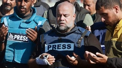 Der bekannte Journalist Wael Dahdouh trauert um seinen ältesten Sohn Hamsa Wael Dahduh, der bei einem israelischen Luftangriff getötet wurde.  (Bild: AFP)