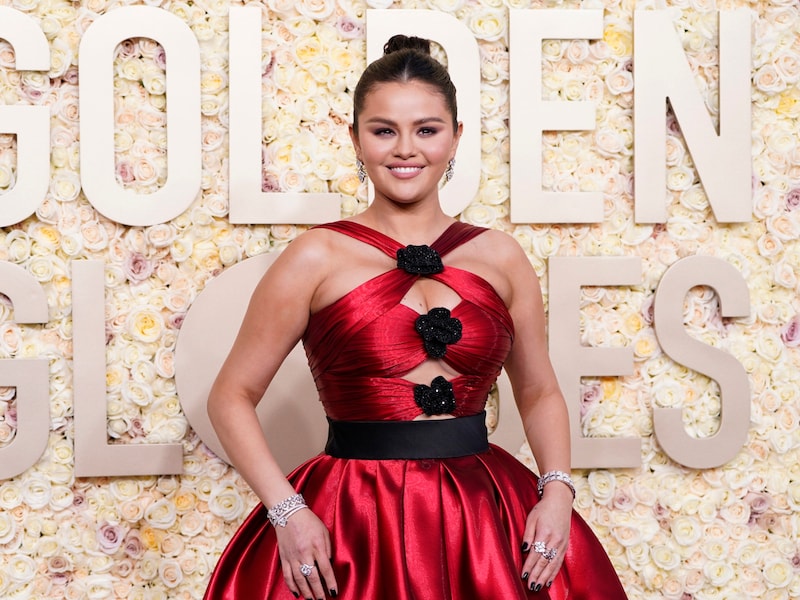 Selena Gomez bei der 81. Golden-Globe-Preisverleihung (Bild: Jordan Strauss/Invision/AP)