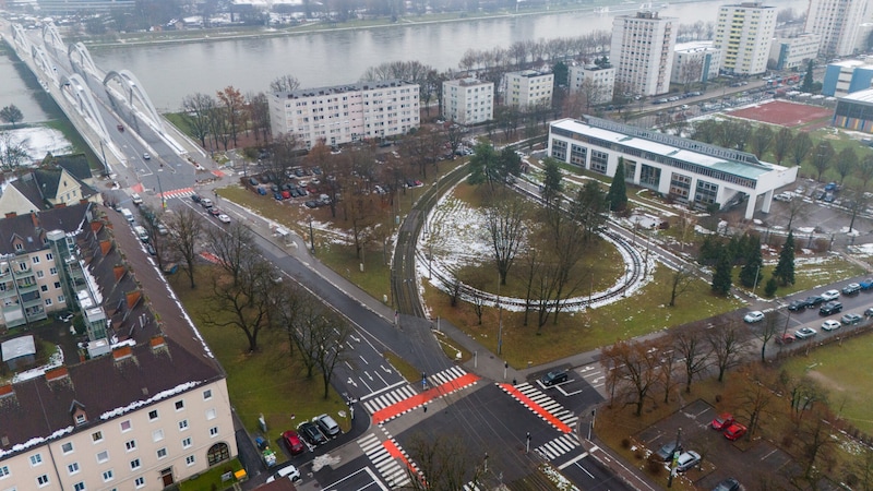 Hier, im Linzer Stadtteil Urfahr, soll beim ehemaligen Gasthof Lindbauer der Nahverkehrsknoten Ost der Regionalstadtbahn entstehen. (Bild: FOTOKERSCHI / KERSCHBAUMMAYR)