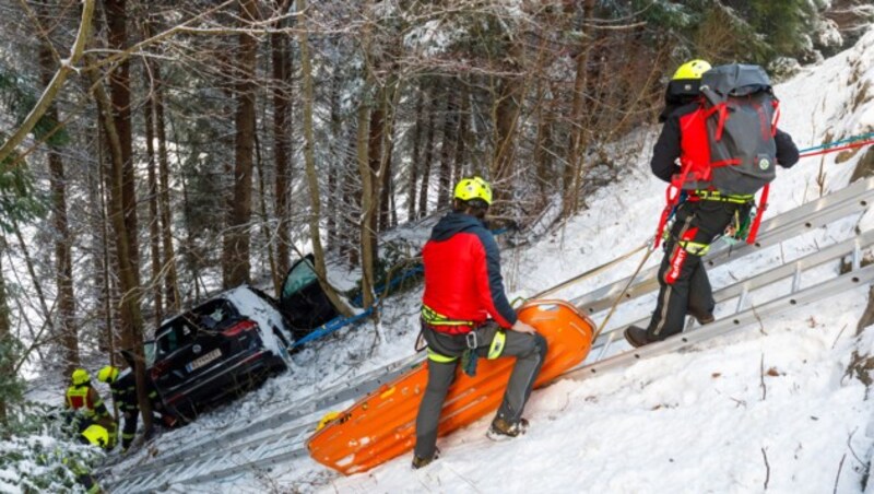 Der Verletzte wurde erst aus dem Auto geborgen und anschließend ins LKH Bludenz gebracht. (Bild: Bernd Hofmeister)