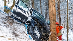 Beim Unfall in Ludesch mussten die Einsatzkräfte den Pkw erst absichern. (Bild: Bernd Hofmeister)