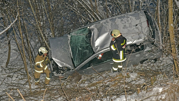 Am Auto entstand Totalschaden. Der 19-jährige Lenker dürfte glimpflich davongekommen sein. (Bild: ZOOM.TIROL)