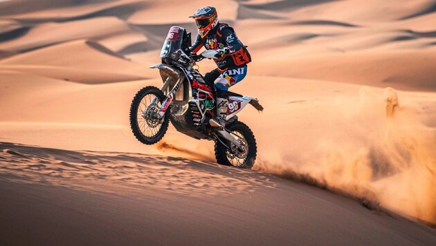 Tobias Ebster trumpft in der Wüste auf. (Bild: Marcelo Maragni / Red Bull Content Pool)
