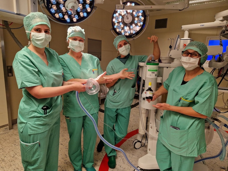 v.l.: Ass. Dr. Anna Kamptner, Prim. Dr. Silvia Dobler, Ass.Dr. Angelika Kolb und DGKP Sonja Reiter mit dem Narkosegas-Recycling-Gerät im OP (Bild: OÖG)