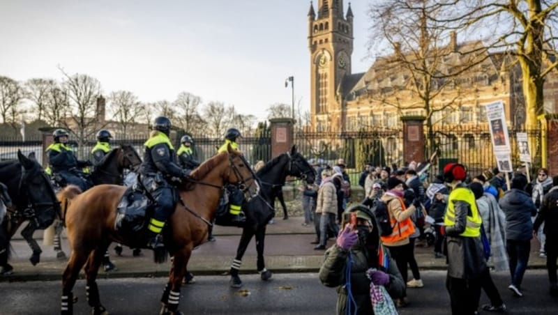 Pro-Palästina-Demo vor dem Friedenspalast (Bild: AFP)