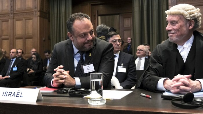 Vertreter Israels, von links: Tal Becker, Rechtsberater des Außenministeriums, und der britische ...