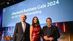 Oberbank-Generaldirektor Franz Gasselsberger mit Monika Ballwein und Sigmar Gabriel, dem deutschen Ex-Vizekanzler. (Bild: Markus Wenzel)