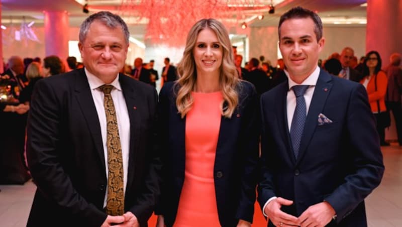 Die Oberbank-Vorstände Florian Hagenauer (l.), Isabella Lehner und Martin Seiter (r.) luden mit Franz Gasselsberger zum Wirtschaftsempfang in Linz ein. (Bild: Markus Wenzel)