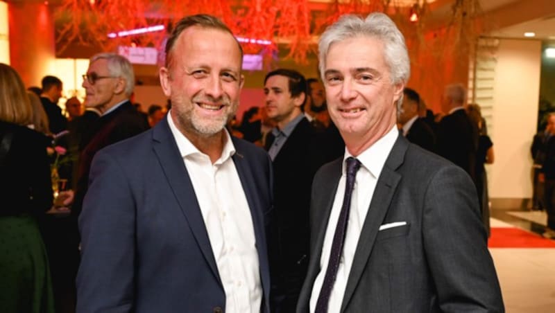 Innviertel-Connection: Helmut Kaufmann (r.), seit Jahresbeginn der neue Vorstandsvorsitzende des Aluminiumerzeugers AMAG, im Gespräch mit Karl Mayr, dem Chef der Fussl Modestraße. (Bild: Markus Wenzel)