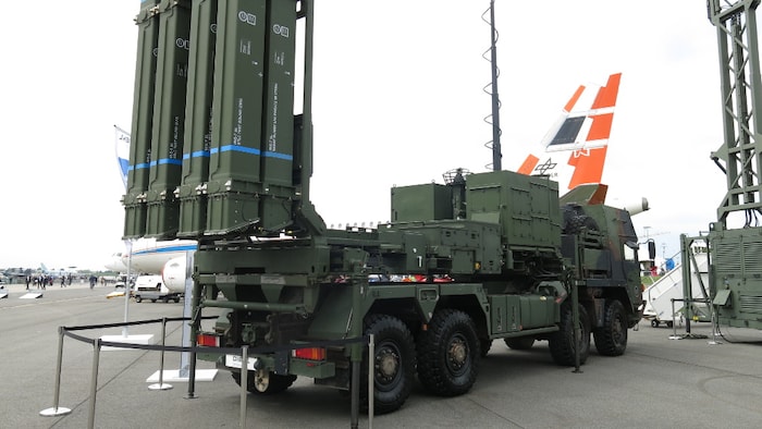 Das Raketensystem IRIS-T SML baute die Ukraine offenbar aus Holz und Alufolie nach - und führte ...
