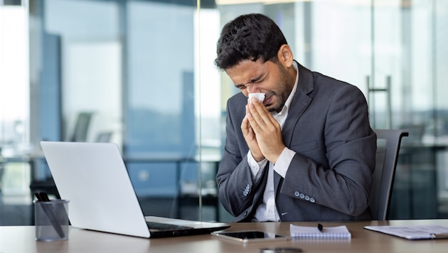 Fast 10.000 Personen meldeten sich wegen Influenza arbeitsunfähig – in der Vorwoche waren 109.400 Menschen aufgrund grippaler Infekte krankgeschrieben (Symbolbild). (Bild: stock.adobe.com - Liubomir)