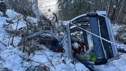 Vier Familienmitglieder aus Dänemark wurden bei dem Absturz schwer verletzt. Der 49-jährige Vater ist weiter in kritischem Zustand. (Bild: Dr. Christian Niederwanger / Martin 2, Krone KREATIV)
