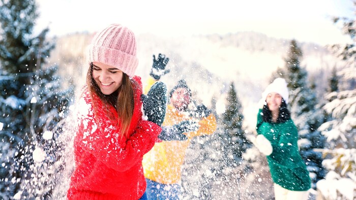 Eine Schneeballschlacht wie in Kindertagen - macht Spaß und hält fit.