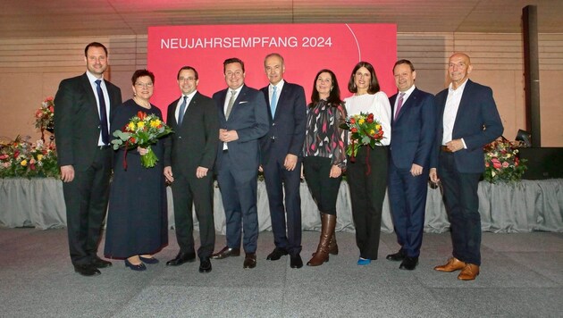 Neujahrsempfang des Wirtschaftsbundes. ÖVP-Landesparteiobmann Christian Sagartz, WB-Bezirksobfrau Herta Walits-Guttmann, WK-Präsident Andreas Wirth, Generalsekretär Kurt Egger, Landesobmann Peter Nemeth, WB-Bezirksobfrau Melanie Eckhardt, Ulrike Camara-Ehn, WB-Direktor Ulf Schneller und Bürgermeister Leo Radakovits. (Bild: Lexi)