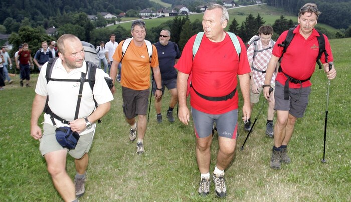 Alfred Gusenbauer im Jahr 2006 bei einer Wanderung in Kaumberg. Im Jahr 1979 trat er der SPÖ in ...