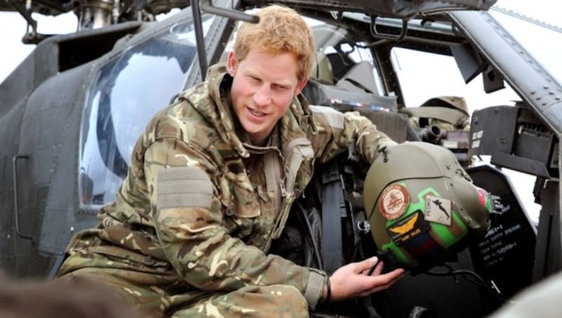 Prinz Harry 2012 im Camp Bastion, wo er als Apache-Pilot diente (Bild: APA/AFP PHOTO/JOHN STILLWELL)