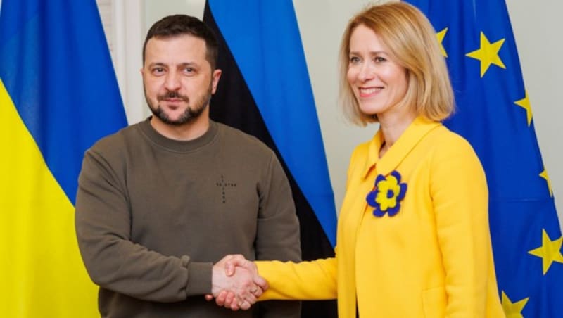 Der ukrainische Staatschef Wolodymyr Selenskyj mit der estnischen Premierministerin Kaja Kallas  (Bild: ASSOCIATED PRESS)