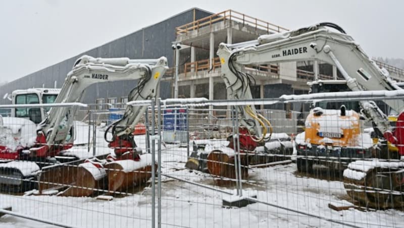 Die Windhager-Baustelle in Pinsdorf steht still. (Bild: Wolfgang Spitzbart)