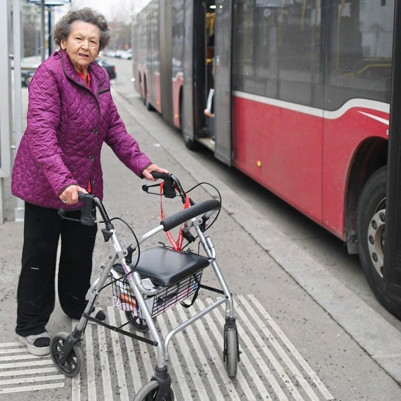 Oft hat Frau S. den Bus vor sich - und kann doch nicht mitfahren.  (Bild: Gerhard Bartel)