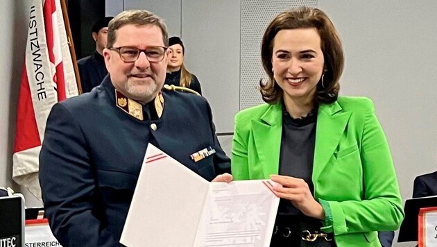 Justizministerin Alma Zadić wünschte Klaus Faymann, dem neuen Leiter der Justizanstalt, in Eisenstadt alles Gute. (Bild: Karl Grammer)