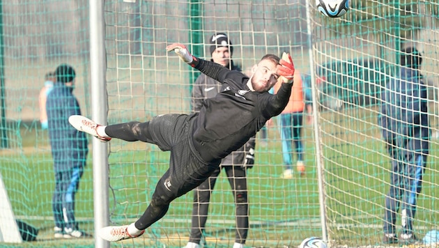 Vitezslav Jaros „fliegt“ gegen Rijeka erstmals in einem Spiel für Sturm. (Bild: Sepp Pail)