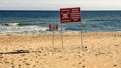 Ein Schild warnt an einem Strand in der Region Odessa in ukrainischer Sprache: „Gefährliche Minen“ und „Baden verboten“. (Bild: vlamus - stock.adobe.com)