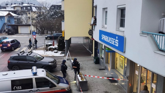 Diese Filiale in Kufstein wurde überfallen. Ein Großaufgebot an Polizeikräften ist im Einsatz.
