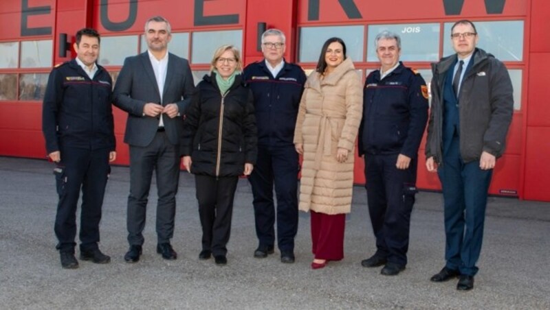 Präsentierten die Details der Übung: Ministerin Gewessler, Vizelandeschefin Eisenkopf, Landesrat Dorner mit Vertretern mit der Feuerwehr und der Biologischen Station Illmitz. (Bild: LMS)