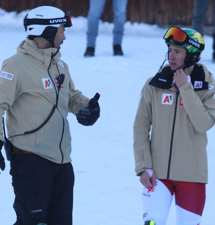 ÖSV-Coach Martin Kroisleitner und Moritz Zudrell im Gespräch.