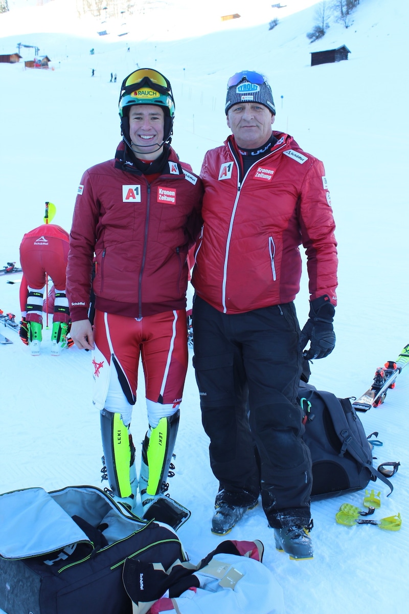 Alfred Hanser (r.) ist eine ganz wichtige Bezugsperson im ÖSV-Team für den 18-jährigen Vorarlberger. (Bild: Peter Weihs/Kronenzeitung)