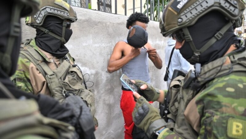 In Ecuador wurde der Notstand ausgerufen, Bürger werden auf der Straße von Elitesoldaten streng kontrolliert. (Bild: APA/AFP/STR)