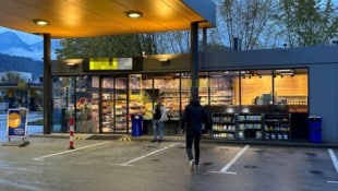 Mit Sturmhaube und Pistole bewaffnet überfiel der Angeklagte diese Tankstelle. (Bild: ZOOM.TIROL, Krone KREATIV)