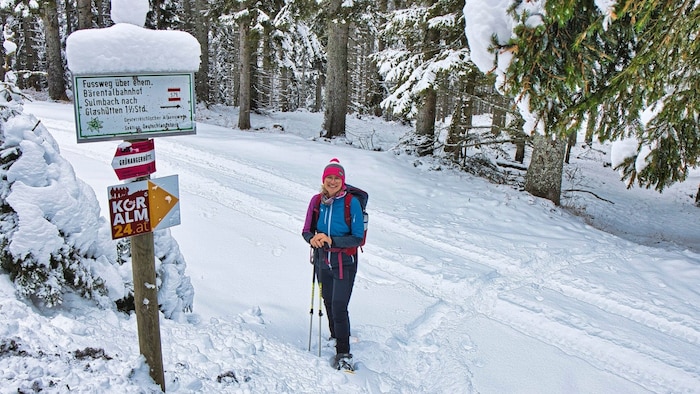 Teils mit, teils ohne Schneeschuhe steigt man bei dieser Wanderung von Glashütten durch den Wald