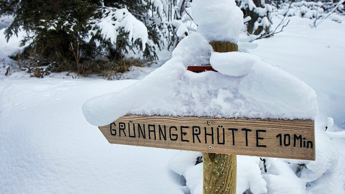 Verschneites Schild am Weg