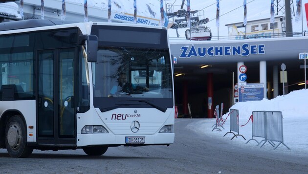Von 8 Uhr in der Früh bis zum Rennbeginn verkehren die Shuttlebusse nach Zauchensee im Zehn-Minuten-Takt. (Bild: Tröster Andreas)