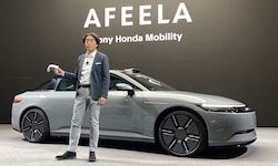 Izumi Kawanishi, Chef des Joint Ventures Sony Honda Mobility, steuert den Afeela per Game ...