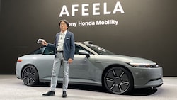 Izumi Kawanishi, Chef des Joint Ventures Sony Honda Mobility, steuert den Afeela per Game Controller. (Bild: Stephan Schätzl)
